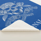 Couverture Sherpa Crâne, fleurs et armes à feu blancs sur le bleu (3/4)