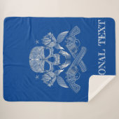 Couverture Sherpa Crâne, fleurs et armes à feu blancs sur le bleu (Devant (Horizontal))