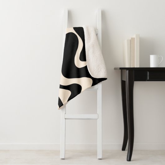 Couverture Sherpa Crème noire Motif Abstraite Retro Liquid Swirl (En situation)