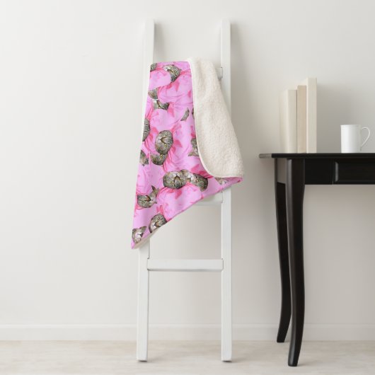 Couverture Sherpa Cute Chat dans un Motif Casquette rose Random (En situation)