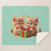 Couverture Sherpa **Cute Kittens Fighting Over a Gift – Funny Christ (Devant (Horizontal))