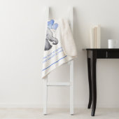 Couverture Sherpa Date de baptême personnalisée Baby Blue Elephant (En situation)