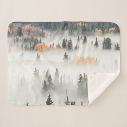 Couverture Sherpa Dawn Ground Fog Covers Mountain Forest (Devant (Horizontal))