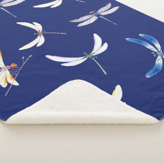 Couverture Sherpa De magnifiques libellules en vol sur le bleu foncé (3/4)