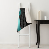 Couverture Sherpa Décor géométrique bleu turquoise et noir Damas (En situation)