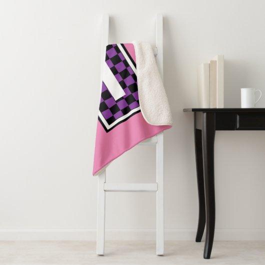 Couverture Sherpa Dee Dee Athletic Letters Graphic (En situation)