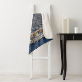 Couverture Sherpa Denim blue jeans fabric frame. Bleached denim fabr (En situation)