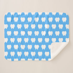 Couverture Sherpa Dent simple blanche avec motif bleu clair – Propre
