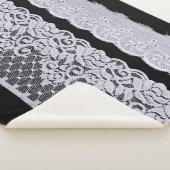 Couverture Sherpa Dentelle blanche ornementale, arrière - plan noir  (3/4)