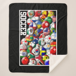 Couverture Sherpa Des balles de foot dans le monde avec des drapeaux