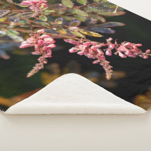 Couverture Sherpa Des fleurs roses contre un arrière - plan noir (3/4)