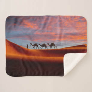 Couverture Sherpa Deserts Man and Camels in the Sand Dunes