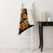 Couverture Sherpa Design of silk scarf with ruby gem stones and gold (En situation)