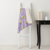 Couverture Sherpa Diamants d'or violet chic (En situation)