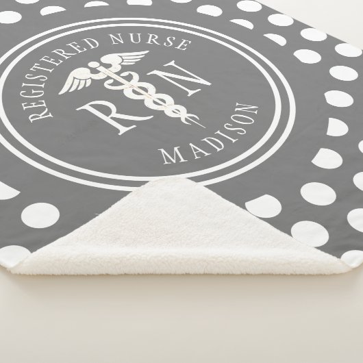 Couverture Sherpa Diplôme d'infirmière autorisée Gris Blanc Monogram (3/4)