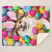 Couverture Sherpa Dog Laying on Easter Eggs (Devant (Horizontal))