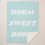 Couverture Sherpa Dorm Sweet Dorm en bleu clair Aqua<br><div class="desc">Faites de votre dortoir un chez vous avec cette confortable couverture Sherpa "Dorm Sweet Dorm". Doux et chaleureux, cette couverture est parfaite pour ajouter confort et style à votre chambre d'université. La couleur bleu clair et le texte blanc gras créent un look amusant et accueillant qui complète tout décor dortoir....</div>