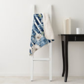 Couverture Sherpa Douche de Mariage Fleurs en Rayures Bleu Marine (En situation)