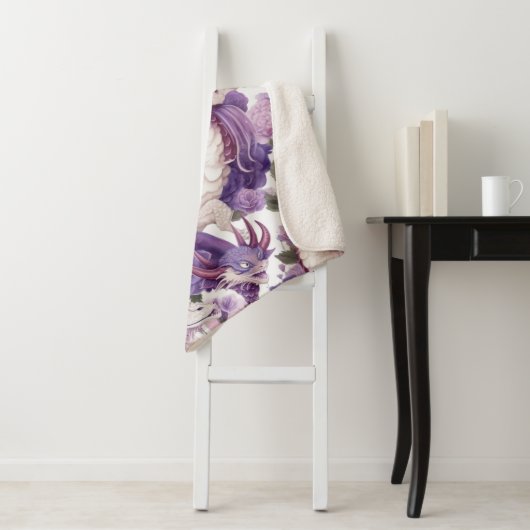 Couverture Sherpa Dragons violets et blancs et Roses (En situation)