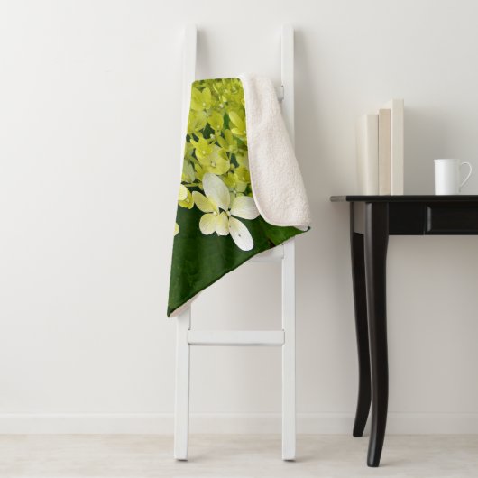 Couverture Sherpa Élégante Chartreuse Vert Limelight Hydrangea (En situation)