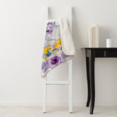 Couverture Sherpa Eléphant mignon sur une banane + Fleurs violettes  (En situation)