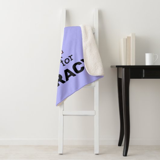 Couverture Sherpa Elmo Alphabet | T rose (En situation)