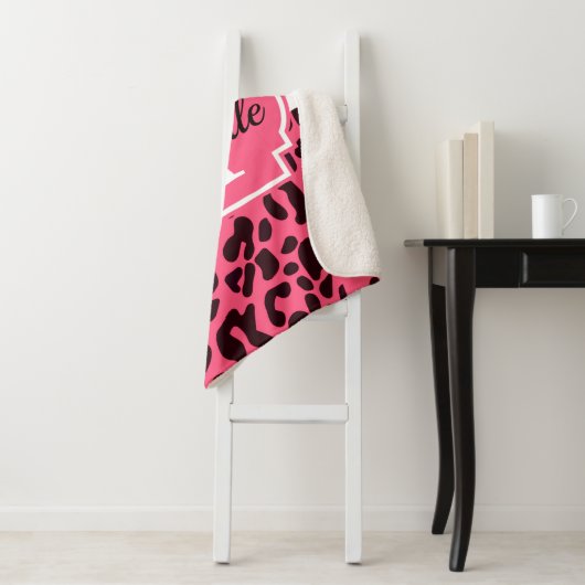 Couverture Sherpa Empreinte de léopard rose (En situation)