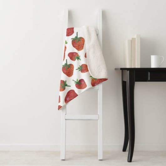 Couverture Sherpa Eric Carle | Caterpillar et Motif fraise (En situation)