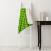 Couverture Sherpa Explorez l'élégance du motif damier vert (En situation)