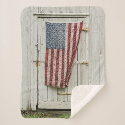 Couverture Sherpa Farms | White Barn Door With American Flag (Devant)