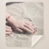 Couverture Sherpa Femme allongée sur le sable blanc (Devant)