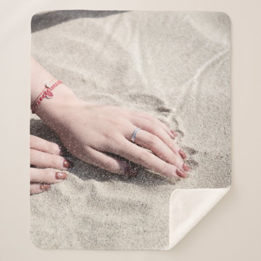 Couverture Sherpa Femme allongée sur le sable blanc (Devant)