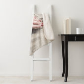 Couverture Sherpa Femme allongée sur le sable blanc (En situation)