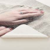 Couverture Sherpa Femme allongée sur le sable blanc (3/4)