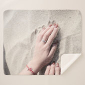 Couverture Sherpa Femme allongée sur le sable blanc (Devant (Horizontal))