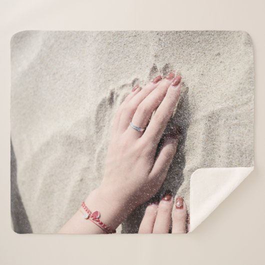 Couverture Sherpa Femme allongée sur le sable blanc (Devant (Horizontal))