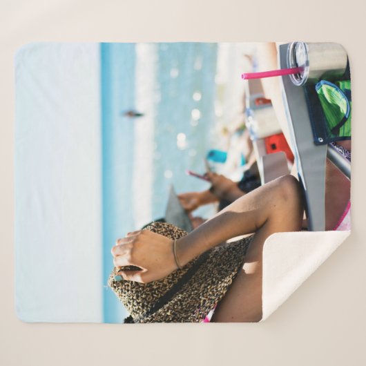 Couverture Sherpa Femme allongée sur une chaise longue qui couvre so (Devant (Horizontal))