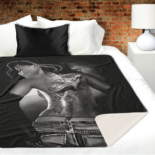 Couverture Sherpa Femme au dragon tatoué noir et blanc edgy