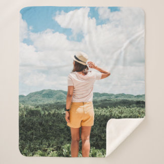 Couverture Sherpa Femme debout près des arbres