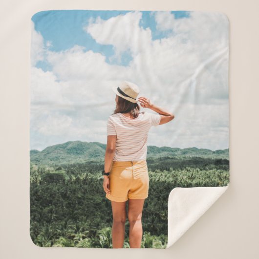 Couverture Sherpa Femme debout près des arbres (Devant)