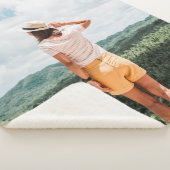 Couverture Sherpa Femme debout près des arbres (3/4)