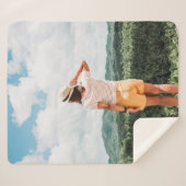 Couverture Sherpa Femme debout près des arbres (Devant (Horizontal))