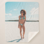 Couverture Sherpa Femme en bikini debout sur le sable (Devant)