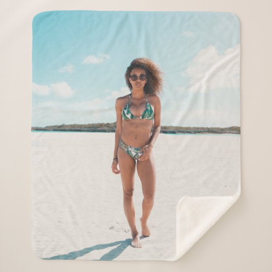 Couverture Sherpa Femme en bikini debout sur le sable (Devant)