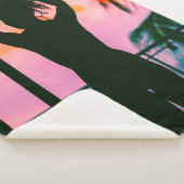 Couverture Sherpa Femme en débardeur noir et pantalon debout sur le (3/4)