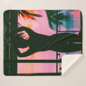 Couverture Sherpa Femme en débardeur noir et pantalon debout sur le (Devant (Horizontal))