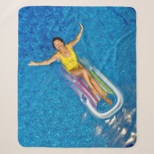 Couverture Sherpa Femme sur bouée flottante en plastique sur le cor