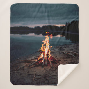 Couverture Sherpa Feu de feu près du plan d'eau pendant la nuit
