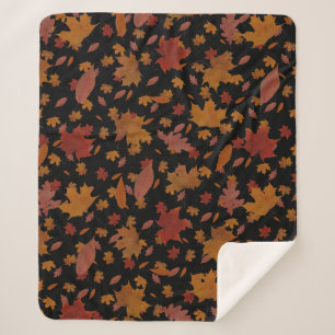 Couverture Sherpa Feuille d'automne d'or décoratif sur le noir fait