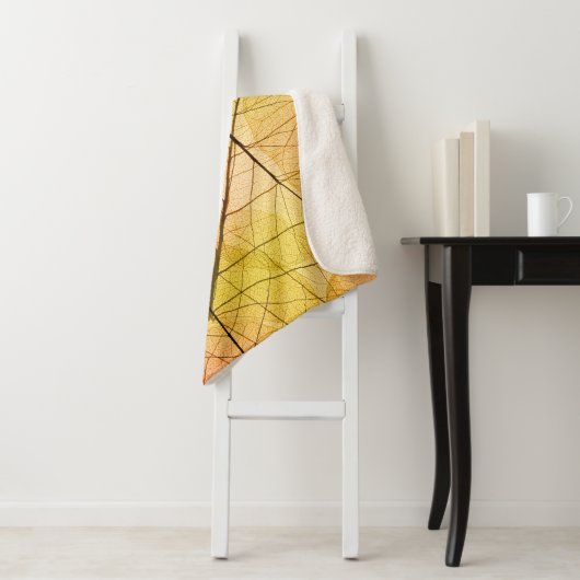 Couverture Sherpa Feuilles d'automne Arrière - plan jaune et orange (En situation)